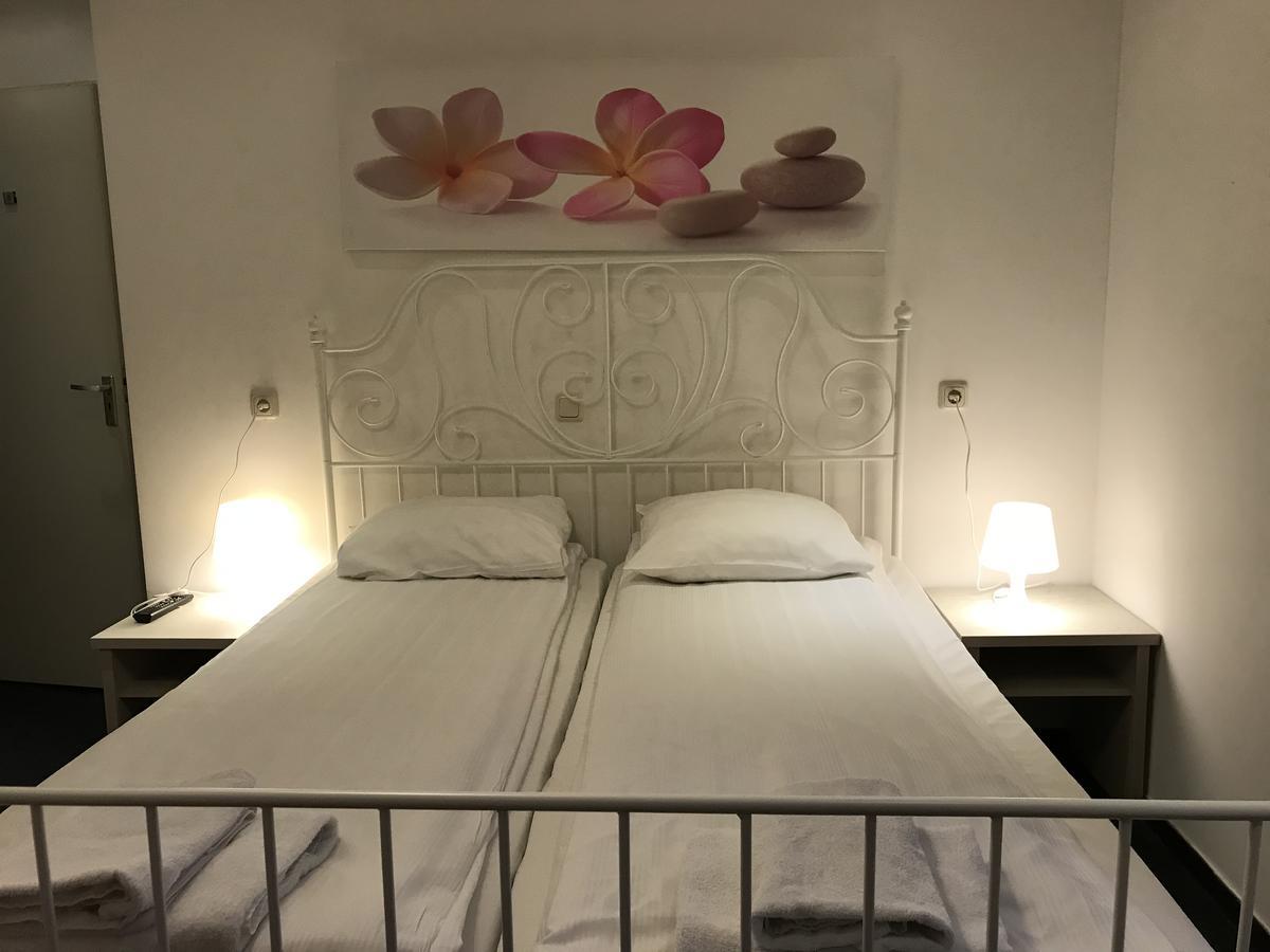 Hotel Restaurant La Piazza Valkenburg aan de Geul Exteriör bild